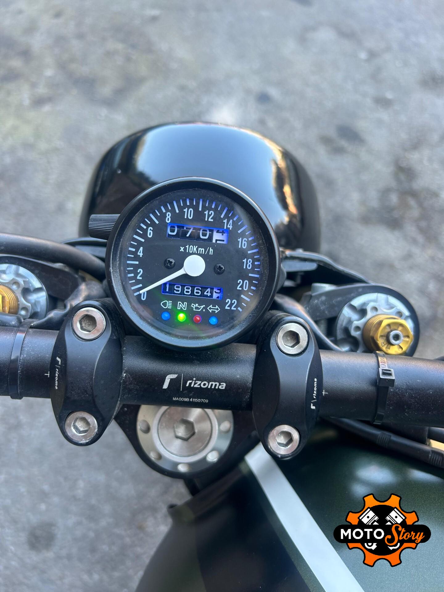 Triumph Thruxton 900